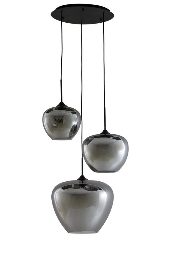 Een moderne hanglamp met drie metalen, reflecterende bolvormige kappen die op verschillende lengtes aan een ronde zwarte plafondbevestiging hangen. De kappen hebben een strakke en glanzende afwerking, wat een eigentijdse look creëert.
