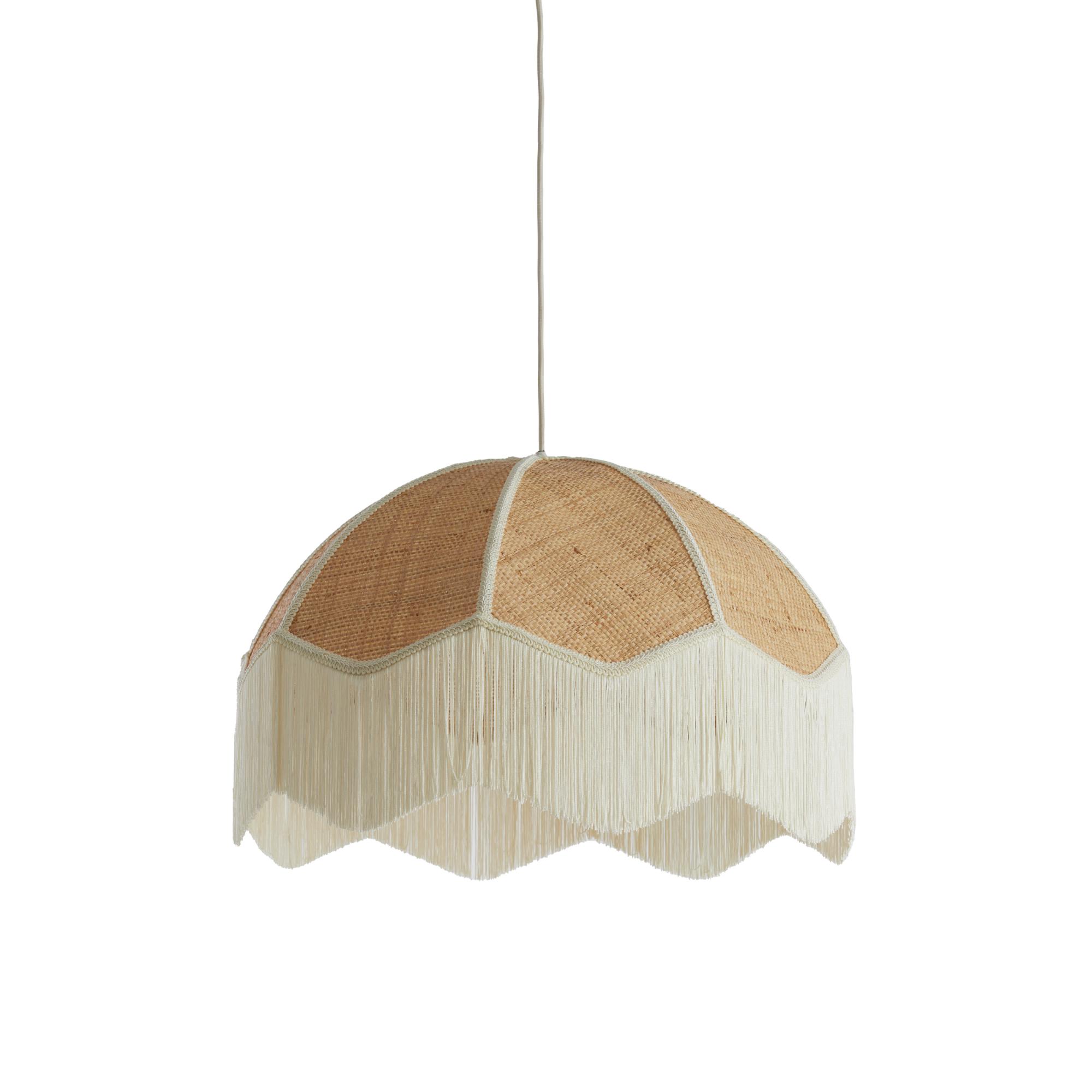 Een geweven hanglamp met een koepelvorm hangt aan een snoer. Het heeft een bruin geweven patroon op het hoofdlichaam en een geschulpte franje langs de onderkant, wat zorgt voor een rustieke en bohemian esthetiek.