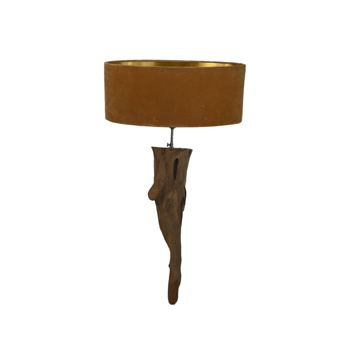 Een houten tafellamp met een unieke, natuurlijke drijfhouten voet en een cilindervormige, getextureerde bruine lampenkap op een effen zwarte achtergrond.