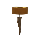 Een houten tafellamp met een unieke, natuurlijke drijfhouten voet en een cilindervormige, getextureerde bruine lampenkap op een effen zwarte achtergrond.