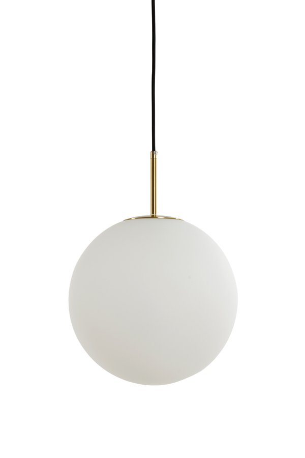 Een bolvormige hanglamp met een matte witte afwerking hangt aan een zwart snoer en een messing armatuur, tegen een effen witte achtergrond.