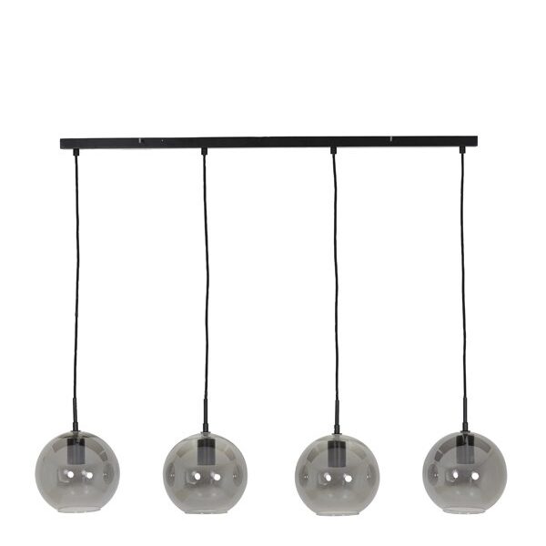Een moderne hanglamp met vier bolvormige, rookkleurige glazen kappen. De kappen hangen gelijkmatig aan een zwarte horizontale balk, ondersteund door zwarte snoeren. Het ontwerp is minimalistisch en eigentijds.
