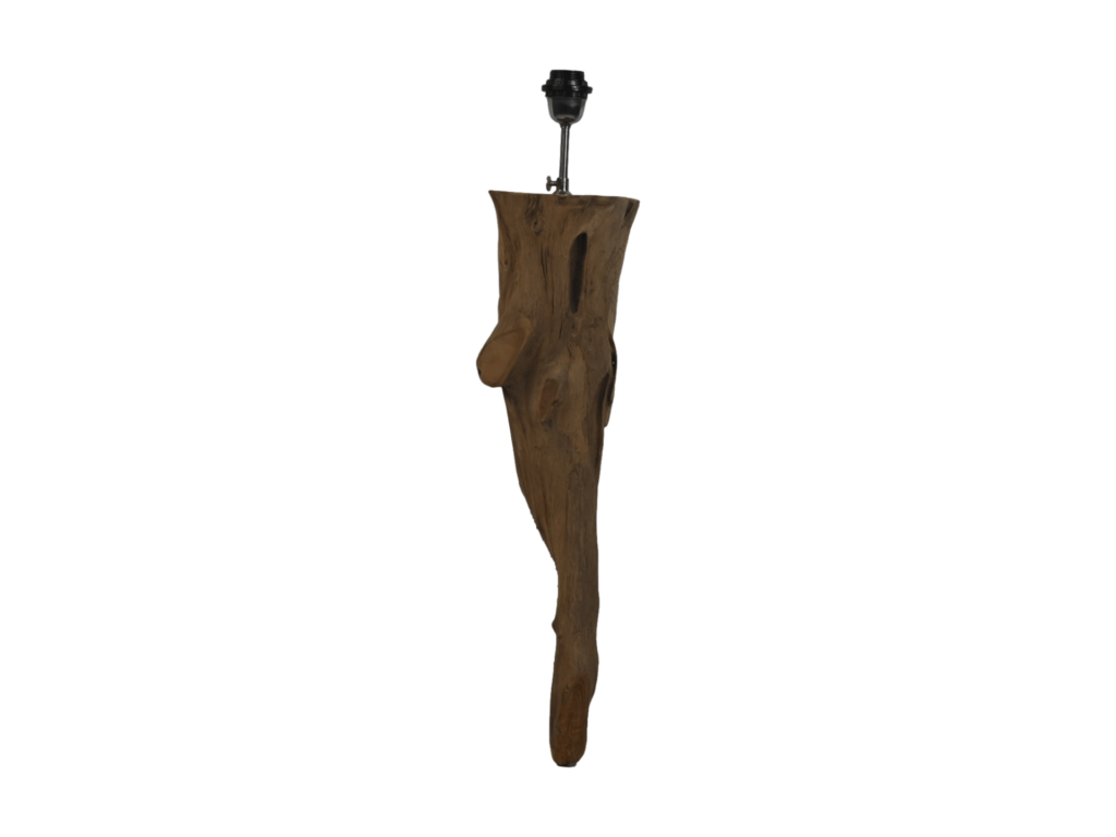 Een houten pootvormige lampenvoet gemaakt van een natuurlijk stuk drijfhout, met een houder voor de lamp aan de bovenkant. Het hout heeft natuurlijke texturen en knopen, wat de rustieke en organische uitstraling benadrukt, afgezet tegen een zwarte achtergrond.