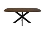 Een donkere houten tafel met een afgerond rechthoekig blad en een zwart X-vormig metalen onderstel, afgezet tegen een effen witte achtergrond.
