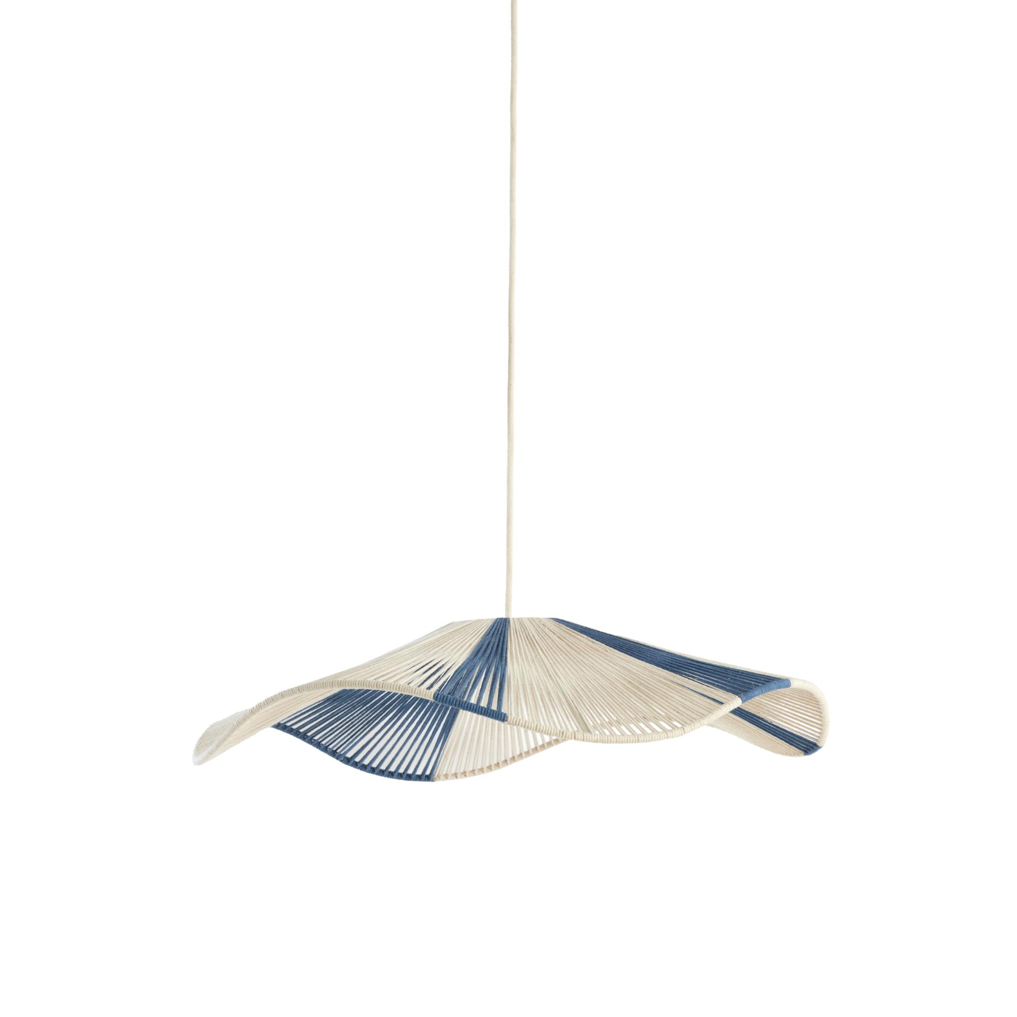 Een moderne hanglamp met een golvend, open geweven patroon in wit en blauw hangt aan het plafond met een dun snoer. Het ontwerp is organisch en sculpturaal, en lijkt op een sierlijk vloeiende stof of zeedier.