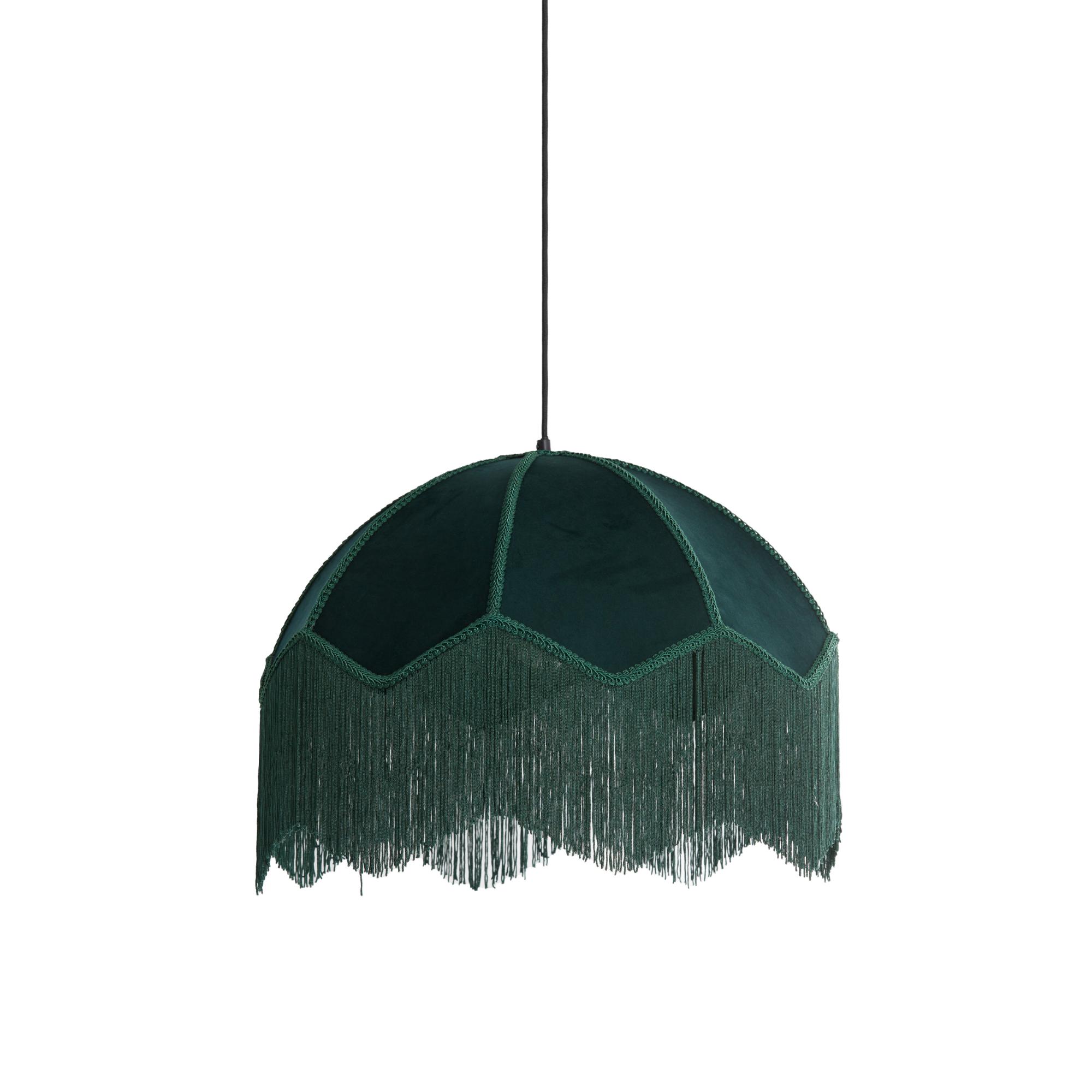 Een donkergroene lampenkap met een koepelvorm en lange franjes die aan een zwart snoer hangen. Het ontwerp heeft een vintage uitstraling en de franjes creëren een gestructureerde, sierlijke look.