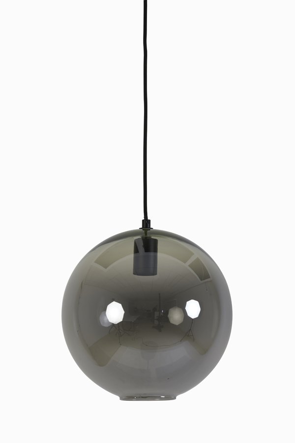 Een bolvormige hanglamp met een reflecterende, rokerige grijze glazen afwerking hangt aan een zwart snoer tegen een effen witte achtergrond. Het oppervlak van de lamp reflecteert subtiel de omgeving.