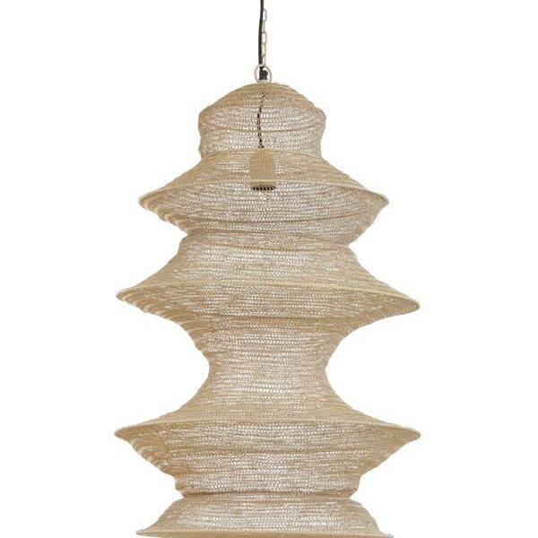 Hangende hanglamp met een beige, gestructureerd, gelaagd ontwerp dat lijkt op een abstract, gelaagd beeldhouwwerk. De lamp hangt aan een ketting met een zichtbare kabel aan de bovenkant.
