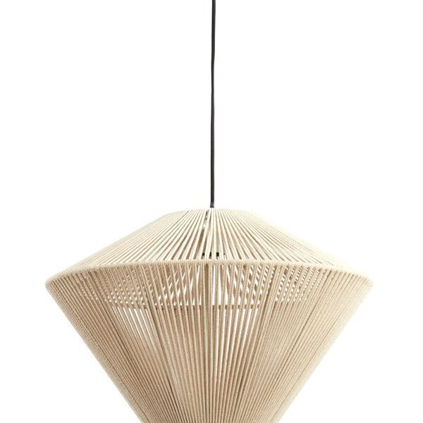 Een moderne hanglamp met een brede, conische vorm, gemaakt van dunne, geweven beige vezels. Het ontwerp creëert een geometrisch patroon met open ruimtes, waardoor licht door kan. Het hangt aan een zwart snoer tegen een witte achtergrond.