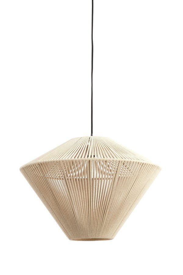 Een moderne hanglamp met een brede, conische vorm, gemaakt van dunne, geweven beige vezels. Het ontwerp creëert een geometrisch patroon met open ruimtes, waardoor licht door kan. Het hangt aan een zwart snoer tegen een witte achtergrond.