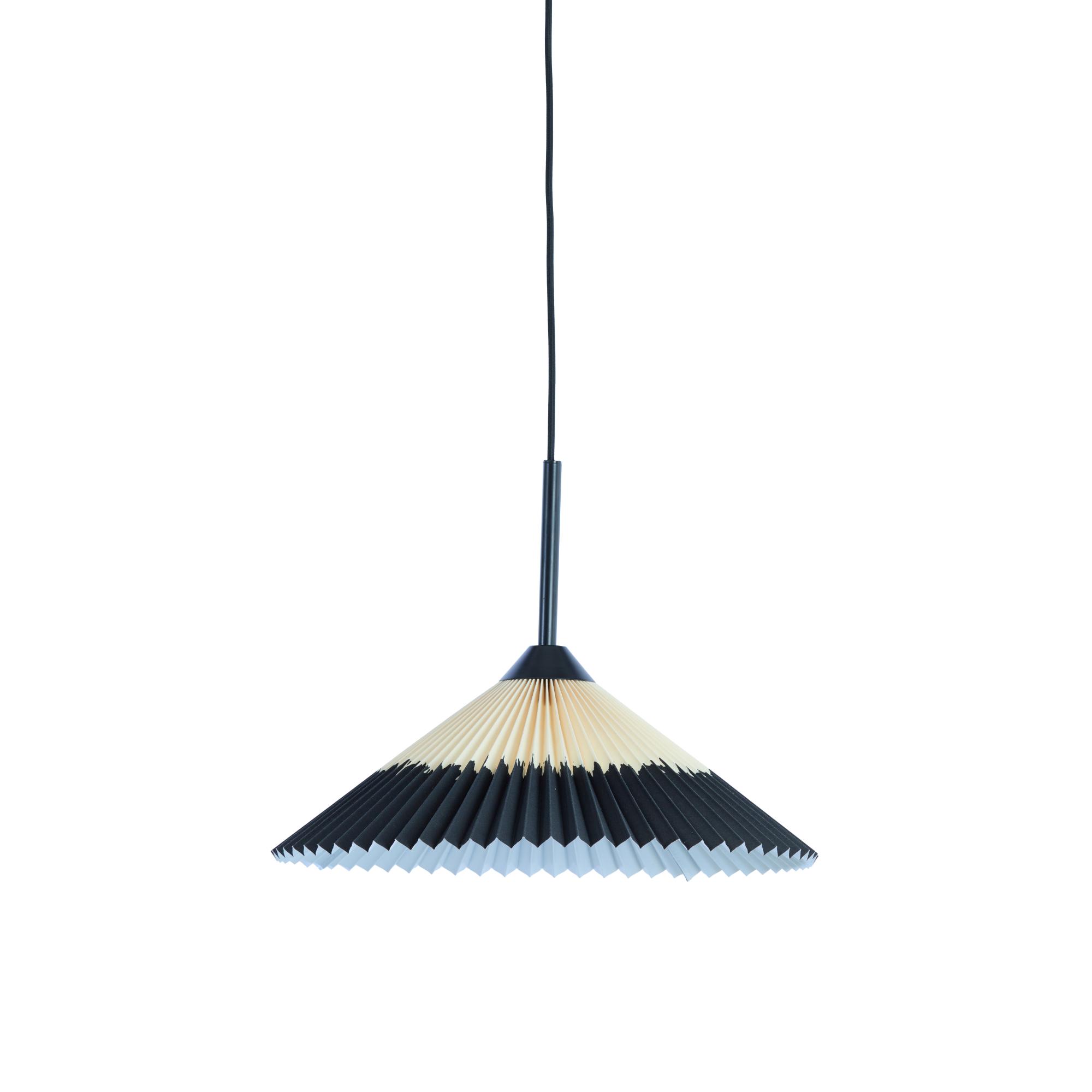 Een moderne hanglamp met een geplooide lampenkap, die van donkere naar lichte tinten verloopt, hangt aan het plafond met een slank zwart snoer.