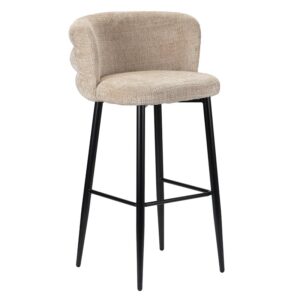 Een beige gestoffeerde barkruk met een gebogen rugleuning en zwarte metalen poten. Het ontwerp heeft een gestructureerde stof en een stevige voetensteun, die moderne esthetiek combineert met comfort.