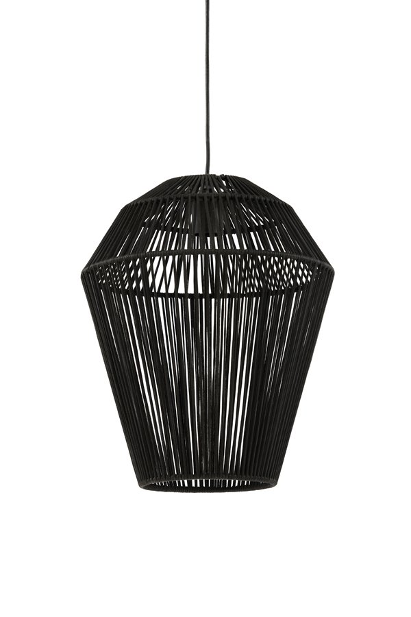 Een zwarte hanglamp met een geometrisch, kooivormig ontwerp gemaakt van dunne metalen staven, waardoor een veelhoekige vorm ontstaat. Het hangt aan een zwart snoer, wat een moderne en minimalistische stijl laat zien.