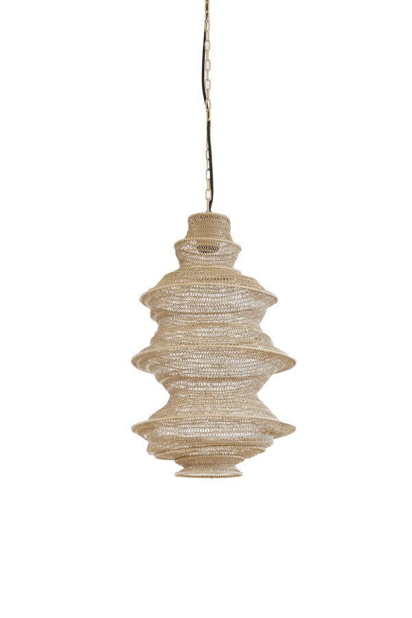 Hanglamp met een gestructureerd, gelaagd ontwerp van natuurlijk geweven materiaal. Het armatuur lijkt op een gelaagde lantaarn, opgehangen aan een zwart koord en gouden ketting.