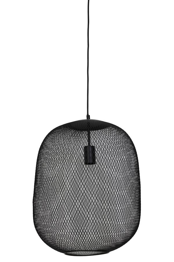 Een moderne hanglamp met een bolvormig, zwart draadframe-ontwerp hangt aan het plafond. Het ingewikkelde gaaspatroon creëert een stijlvolle en eigentijdse look.