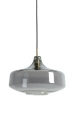 Een moderne, transparante glazen hanglamp met een brede, ronde kap. Hij hangt aan een dun zwart snoer, met een metalen armatuur aan de bovenkant. Het ontwerp is strak en minimalistisch.