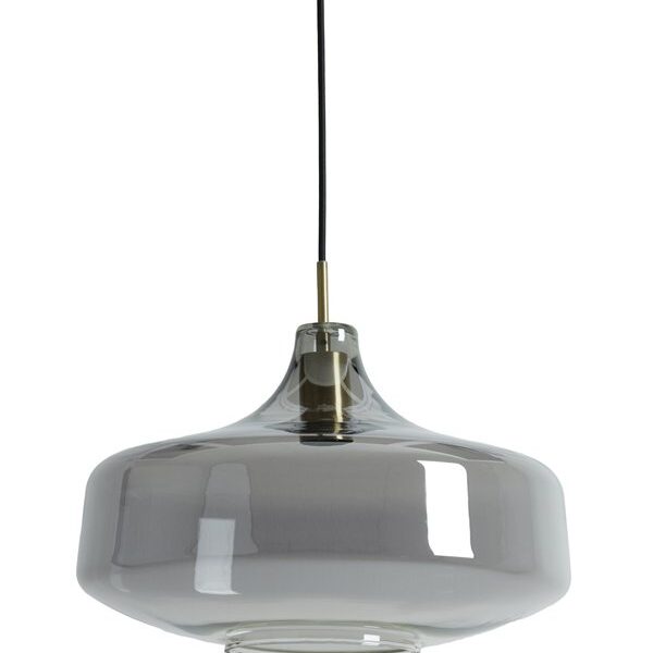 Een moderne, transparante glazen hanglamp met een brede, ronde kap. Hij hangt aan een dun zwart snoer, met een metalen armatuur aan de bovenkant. Het ontwerp is strak en minimalistisch.