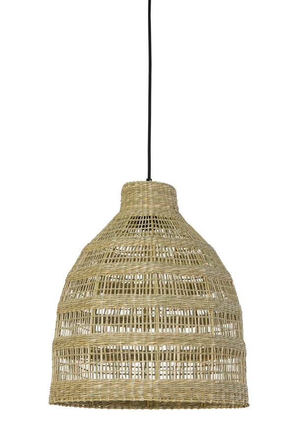 Een geweven rotan hanglamp met een koepelvorm hangt aan een zwart snoer. De natuurlijke vezels creëren een gestructureerd, luchtig ontwerp, geschikt om een rustieke of bohemian touch toe te voegen aan interieurs.