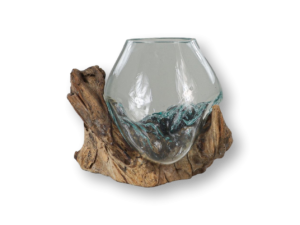 Een glazen vaas met een golvende basis is kunstig gevormd om te passen bij een rustiek stuk drijfhout. Het heldere glas en het natuurlijke hout creëren een harmonieuze mix van materialen, die het unieke, sculpturale ontwerp van de vaas benadrukken.