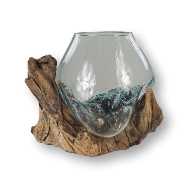 Een glazen vaas met een golvende basis is kunstig gevormd om te passen bij een rustiek stuk drijfhout. Het heldere glas en het natuurlijke hout creëren een harmonieuze mix van materialen, die het unieke, sculpturale ontwerp van de vaas benadrukken.
