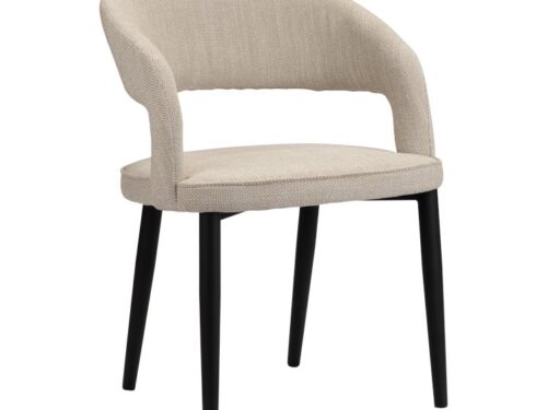 Een moderne stoel met een lichtbeige gewatteerde zitting en rugleuning. Het heeft een gebogen rugontwerp en wordt ondersteund door vier zwarte houten poten op een witte achtergrond.