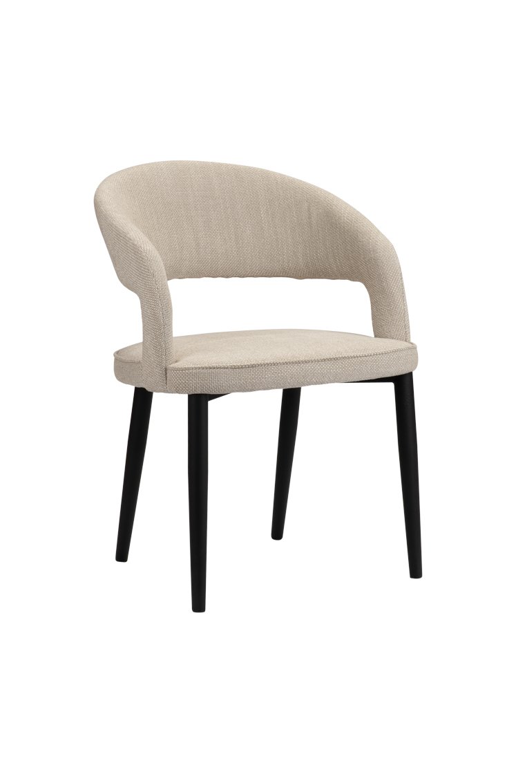 Een moderne stoel met een lichtbeige gewatteerde zitting en rugleuning. Het heeft een gebogen rugontwerp en wordt ondersteund door vier zwarte houten poten op een witte achtergrond.