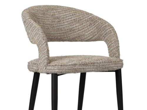 Een moderne stoel met een getextureerde, geweven zitting en rugleuning in een neutrale beige kleur. De stoel heeft een gebogen rug en strakke zwarte houten poten, wat zorgt voor een stijlvolle en eigentijdse look. De stoel staat op een witte achtergrond.