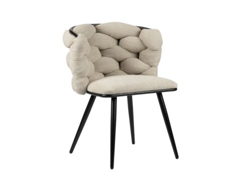 Een stijlvolle stoel met een beige, gecapitonneerde, kussenachtige rugleuning en zitting, ondersteund door vier strakke, zwarte taps toelopende poten. Het ontwerp combineert comfort en moderne esthetiek, geschikt voor hedendaagse interieurs.