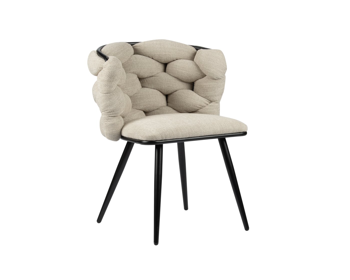 Een stijlvolle stoel met een beige, gecapitonneerde, kussenachtige rugleuning en zitting, ondersteund door vier strakke, zwarte taps toelopende poten. Het ontwerp combineert comfort en moderne esthetiek, geschikt voor hedendaagse interieurs.