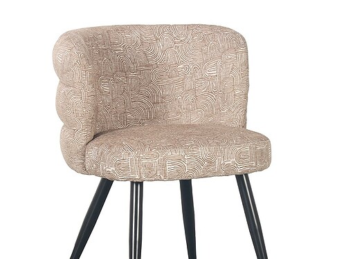 Een moderne stoel met een beige stoffen gestoffeerde zitting en rugleuning met een wervelpatroon. De rugleuning is afgerond met een gecapitonneerd ontwerp. De stoel heeft vier zwarte, slanke, taps toelopende poten.