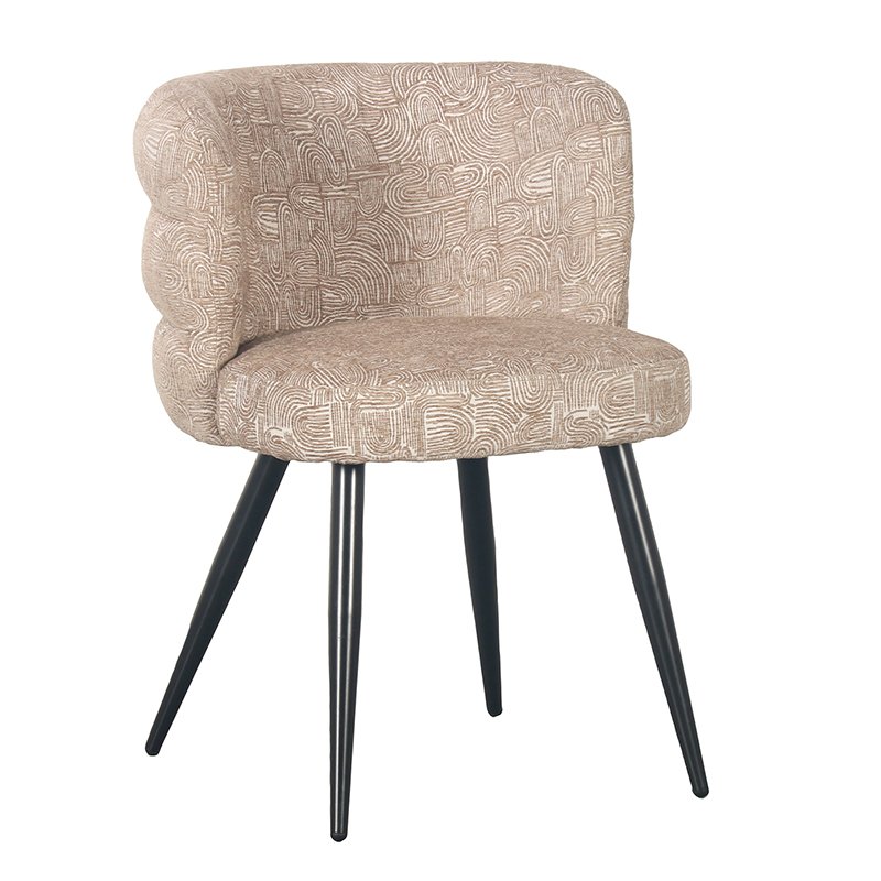 Een moderne stoel met een beige stoffen gestoffeerde zitting en rugleuning met een wervelpatroon. De rugleuning is afgerond met een gecapitonneerd ontwerp. De stoel heeft vier zwarte, slanke, taps toelopende poten.