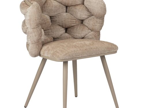Een moderne stoel met een uniek, gestructureerd ontwerp met een gewatteerde rugleuning die lijkt op grote, geweven knopen. De stoel heeft een beige stof en strakke, hoekige metalen poten in een lichte kleur.