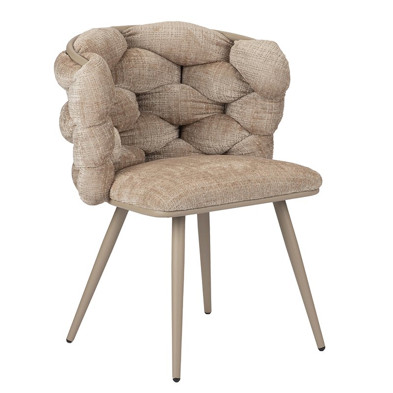 Een moderne stoel met een uniek, gestructureerd ontwerp met een gewatteerde rugleuning die lijkt op grote, geweven knopen. De stoel heeft een beige stof en strakke, hoekige metalen poten in een lichte kleur.