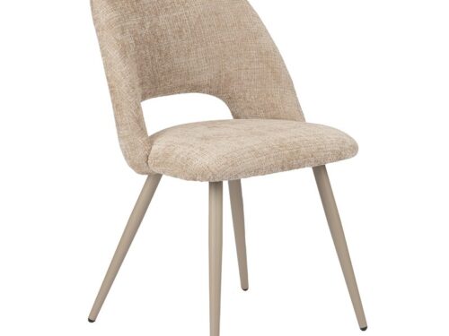 Een beige, met stof beklede stoel met een gebogen rugleuning en vier schuine metalen poten. Het ontwerp is modern en minimalistisch.