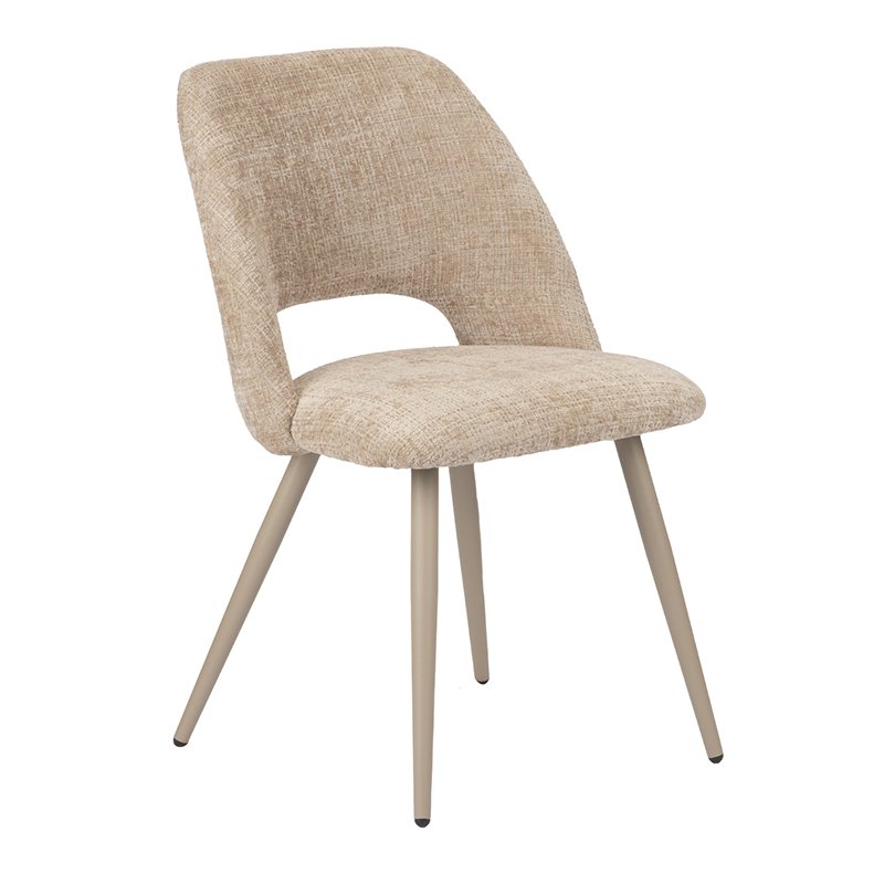 Een beige, met stof beklede stoel met een gebogen rugleuning en vier schuine metalen poten. Het ontwerp is modern en minimalistisch.