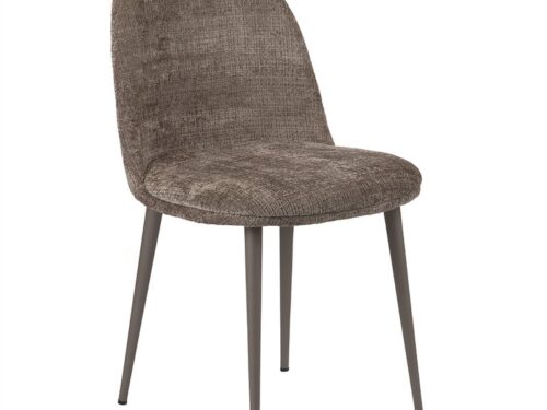 Een bruine gestoffeerde stoel met een ronde rugleuning en vier slanke metalen poten, bekeken vanuit een hoek. De stof heeft een getextureerde uitstraling en de poten zijn metallic grijs.