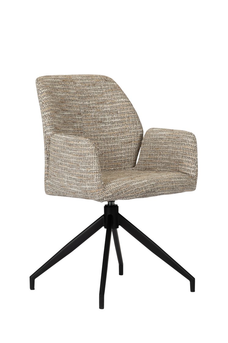 Een moderne, gestoffeerde stoel met een getextureerde beige stof en een draaibare basis. De stoel heeft armleuningen en wordt ondersteund door vier slanke zwarte metalen poten.