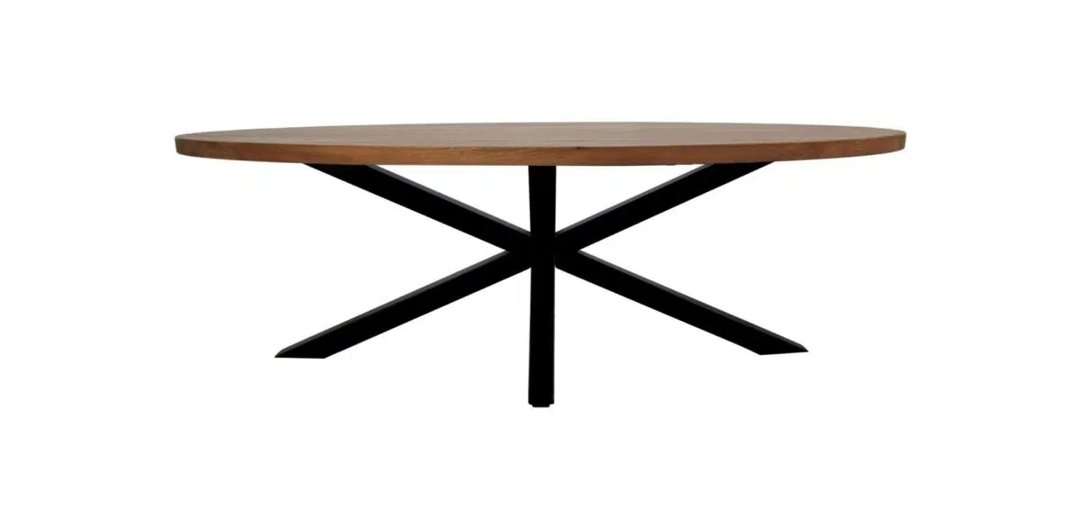 Een ronde houten salontafel met een lichtbruin blad en een zwart, vierpotig metalen onderstel in een X-vorm. De tafel staat op een witte achtergrond, wat het eenvoudige en moderne ontwerp benadrukt.