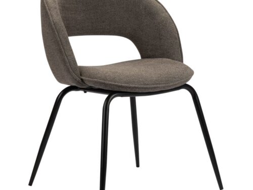 Een moderne stoel met een gebogen, gewatteerde bruine rugleuning en zitting. Hij heeft vier zwarte metalen poten, wat zorgt voor een strak en minimalistisch design.