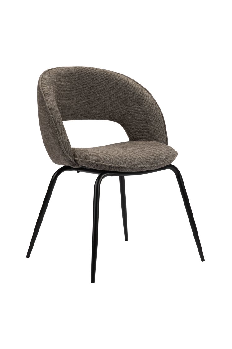 Een moderne stoel met een gebogen, gewatteerde bruine rugleuning en zitting. Hij heeft vier zwarte metalen poten, wat zorgt voor een strak en minimalistisch design.
