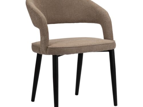 Een moderne stoel met een gebogen, gestoffeerde beige zitting en rugleuning, ondersteund door vier strakke zwarte poten. Het ontwerp van de stoel heeft een open ruimte tussen de zitting en de rugleuning.