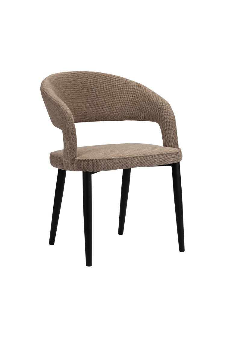 Een moderne stoel met een gebogen, gestoffeerde beige zitting en rugleuning, ondersteund door vier strakke zwarte poten. Het ontwerp van de stoel heeft een open ruimte tussen de zitting en de rugleuning.