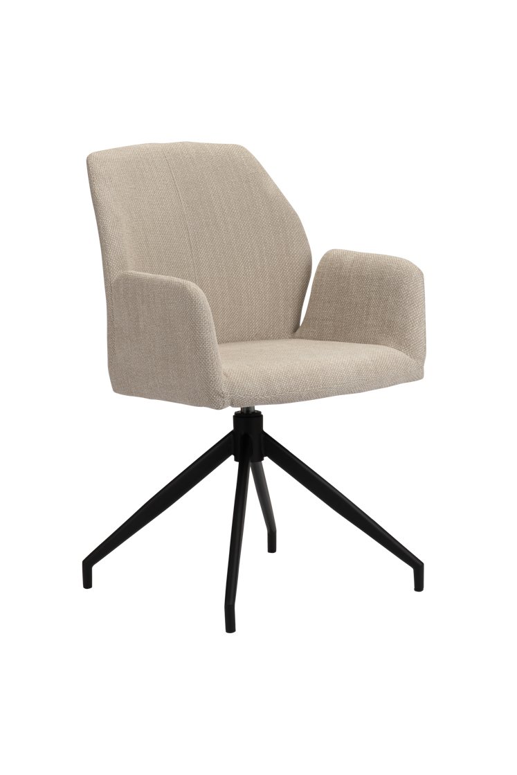 Een beige gestoffeerde draaistoel met een zwarte metalen basis en vier poten. De stoel heeft een mid-century modern design met een gebogen rugleuning en armleuningen.