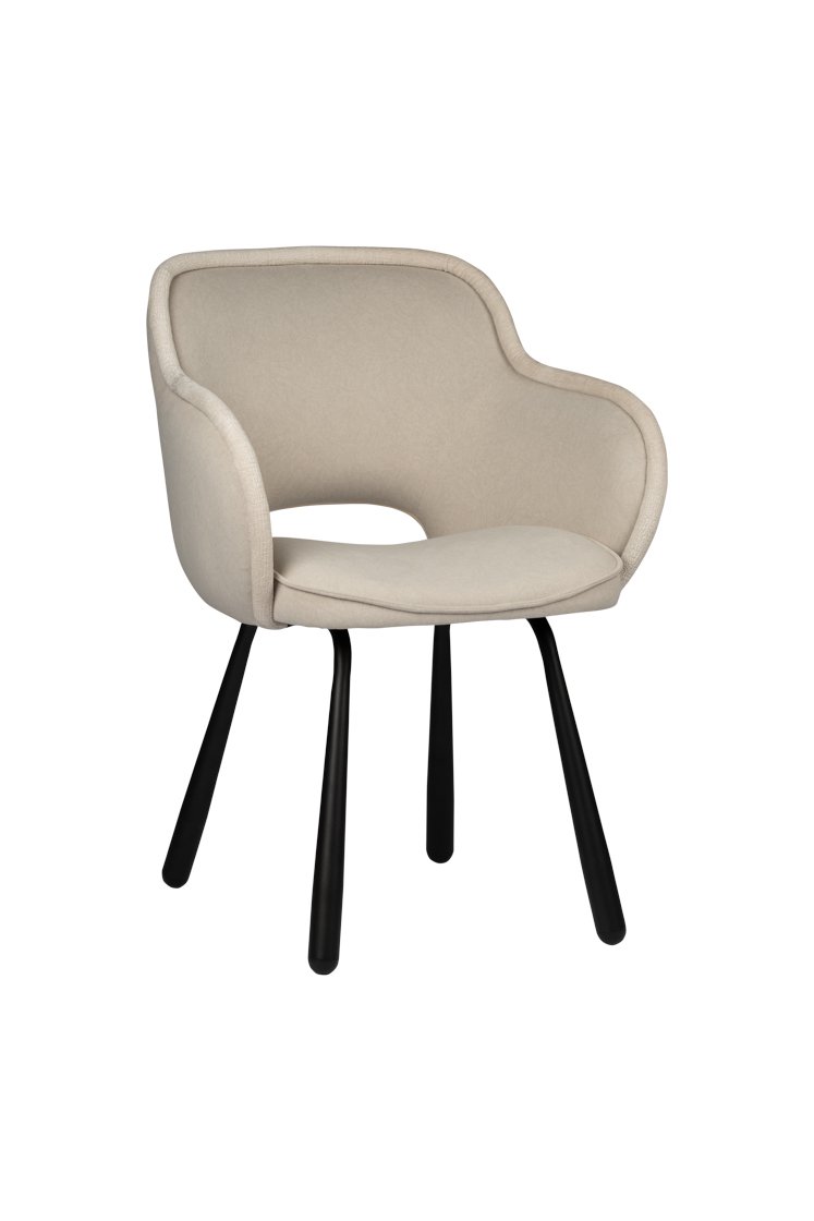 Een moderne, beige gestoffeerde stoel met een gebogen rugleuning en armleuningen, voorzien van vier zwarte houten poten.