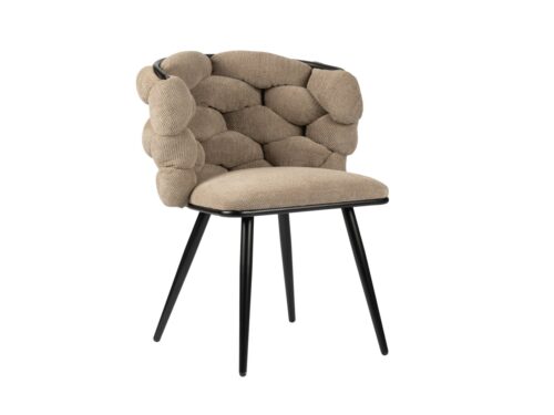 Een moderne stoel met een getextureerde, bruin gestoffeerde rugleuning en zitting, met een uniek geometrisch patroon. De stoel heeft zwarte, hoekige poten.