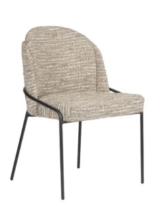 Een moderne stoel met een zwart metalen frame en poten. De zitting en rugleuning zijn bekleed met een lichtbruine stof met textuur en een afgerond rugontwerp.