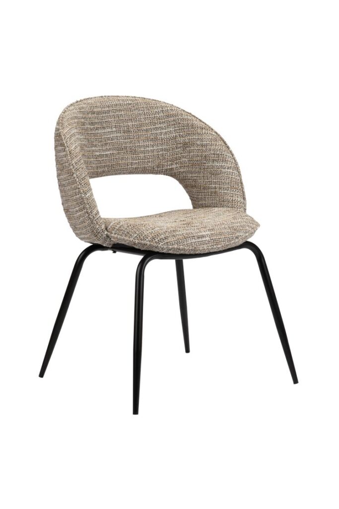 Een moderne stoel met een geweven beige stoffen zitting en rugleuning, ondersteund door vier strakke zwarte metalen poten. De stoel heeft een gebogen rugleuning, wat zorgt voor een eigentijds en stijlvol design.