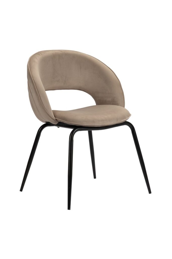 Een moderne stoel met een beige, gebogen rugleuning en zitkussen, ondersteund door vier zwarte metalen poten. Het ontwerp heeft een strakke en minimalistische uitstraling.
