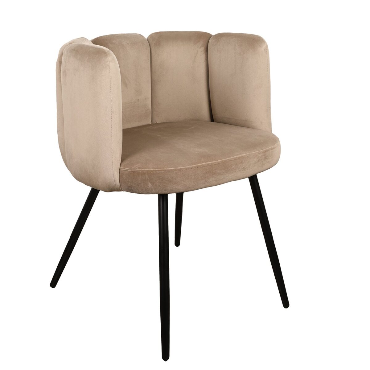 Een beige, fluweel-gestoffeerde stoel met een ronde, gecapitonneerde rugleuning en zwarte, hoekige metalen poten. Het ontwerp is modern en minimalistisch, geschikt voor een elegante setting.