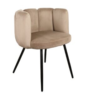 Een beige, fluweel-gestoffeerde stoel met een ronde, gecapitonneerde rugleuning en zwarte, hoekige metalen poten. Het ontwerp is modern en minimalistisch, geschikt voor een elegante setting.